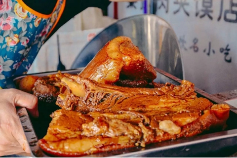 第一次吃西安肉夾饃，怎么假裝成為老桿模樣？